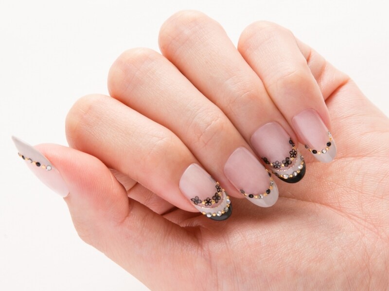 シンプルなブラックドレスに合わせたい