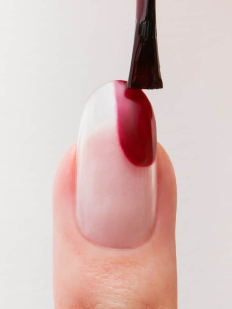 まずは片側からハートを描いていく【ハートフレンチネイルのやり方】