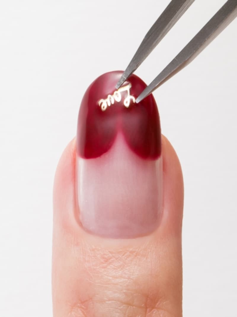 ピンセットでゴールドのパーツをのせる【ハートフレンチネイルのやり方】