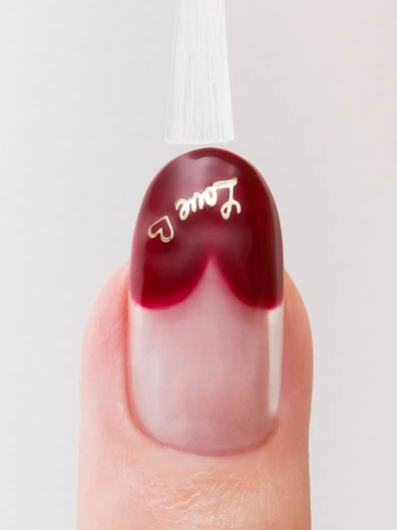 上からトップッコートを重ねる【ハートフレンチネイルのやり方】