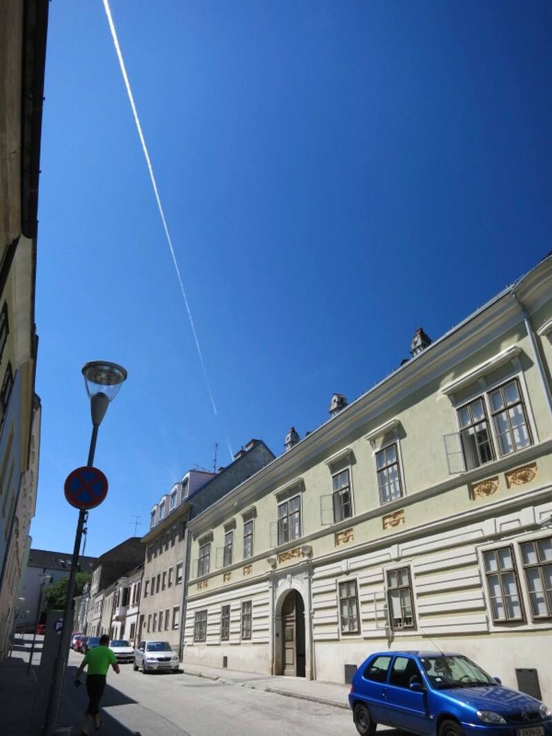 真っ青な空と建物の画像　