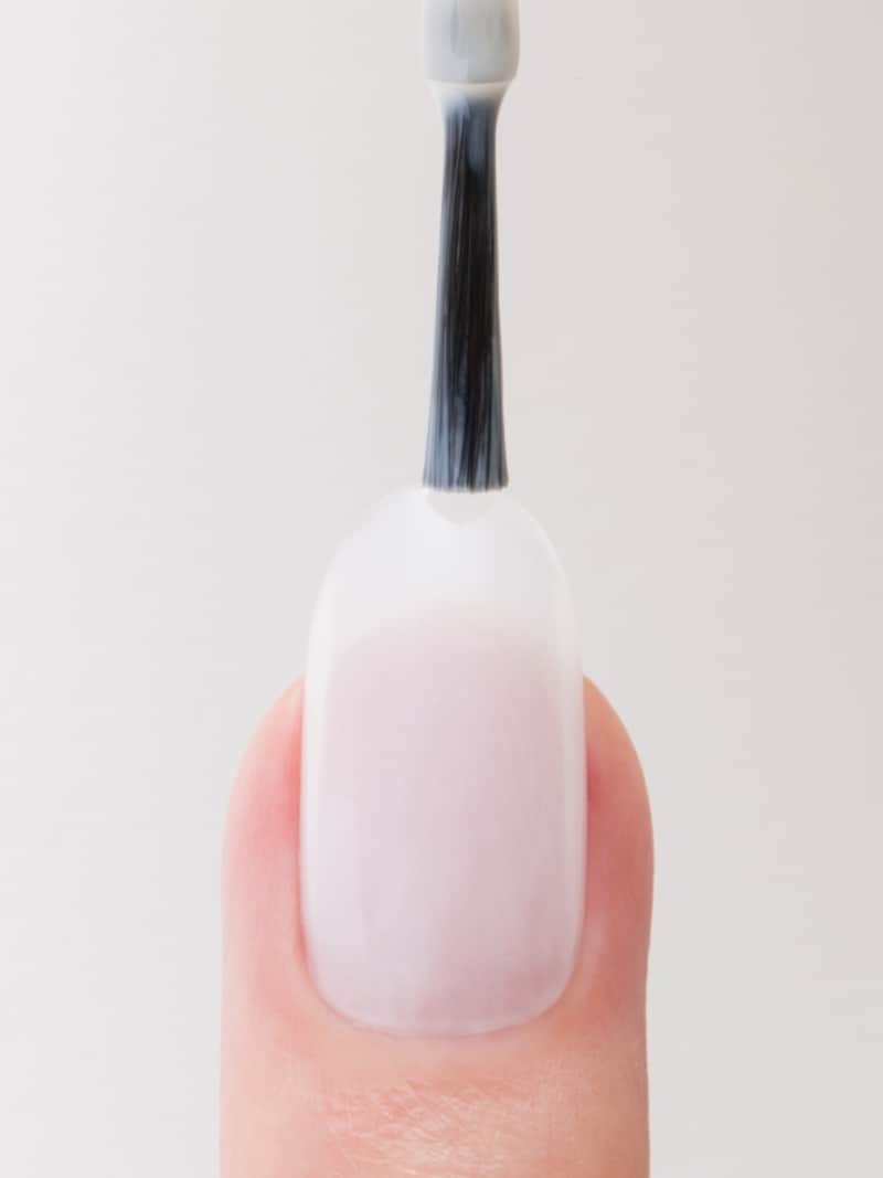 ほんのり透ける冬らしい乳白色をベースカラーに