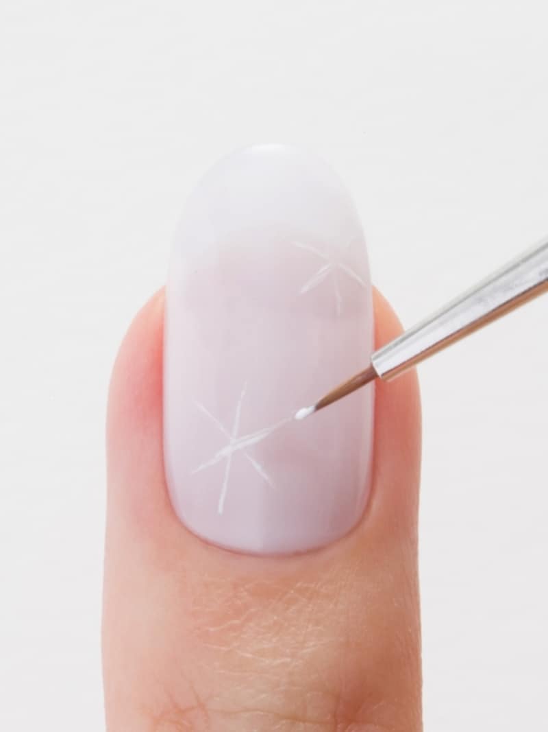 ネイルアートに便利な細筆で3つ線を引く