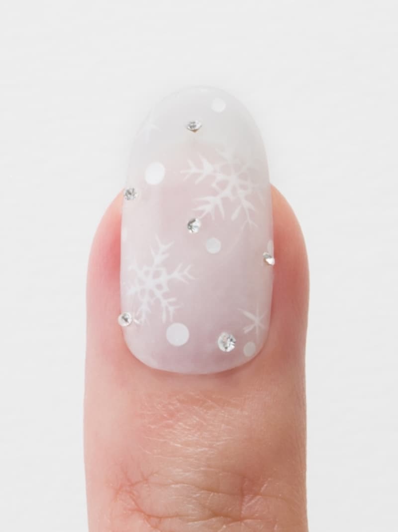 仕上げにトップコートを重ねたら完成！