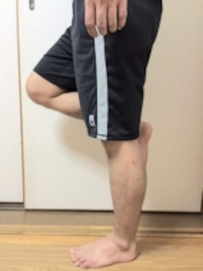 片足立ちをしますが、既にヒザ痛・腰痛の人は痛むかもしれませんので無理は禁物です