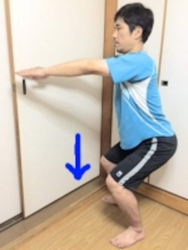 お尻を後方へ突き出すイメージをもつと動かしやすいと思います