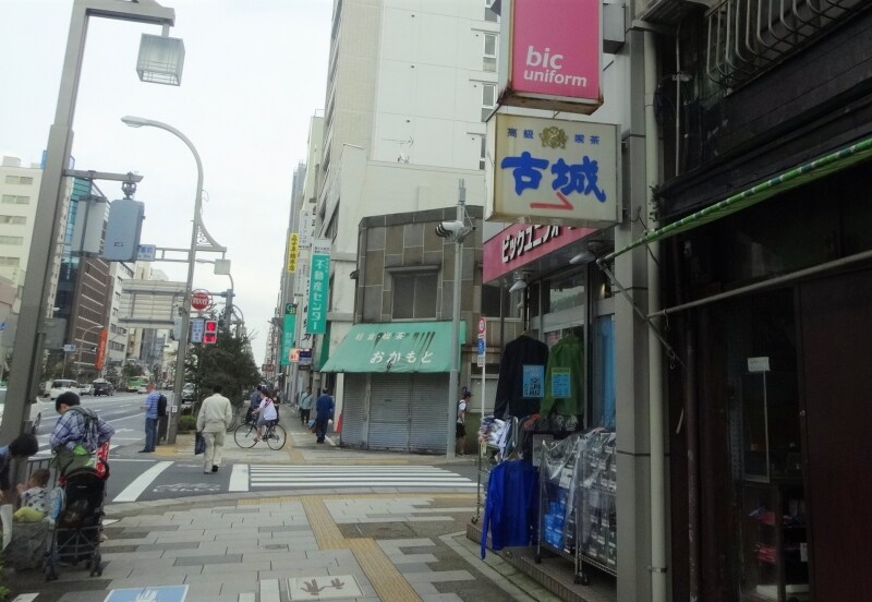 ここを曲がるとすぐにお店はある