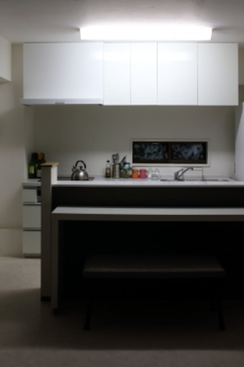 天井に蛍光灯が設置されたキッチン。よく見かける例ではありますが、少し味気ない感じです