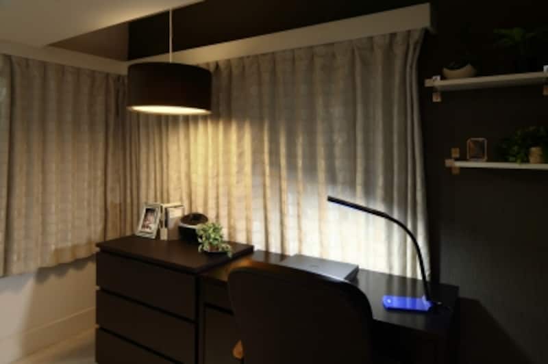 日中はカフェと同様に自然光だけでも十分ですが、夜、読書や作業をする際には「手元のあかり」も必要になります。ペンダントライトのあかりは調光で絞って、手元は明るくしてあげることで「タスク・アンビエント」が出来上がります