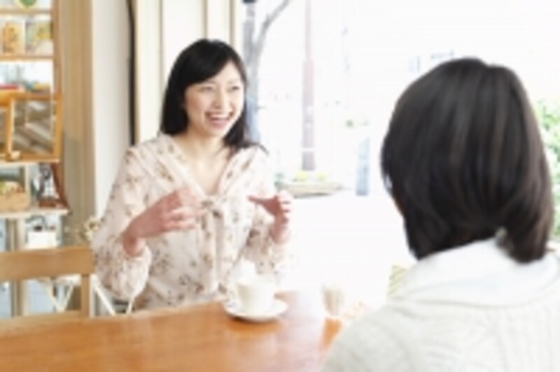 なれなれしく大きなリアクションは年齢を感じさせます。