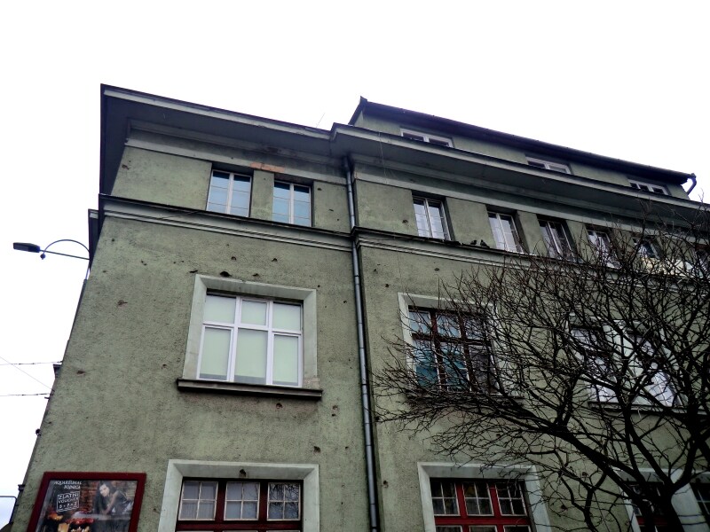 砲弾の痕が今なお残るサラエボ市内の家々