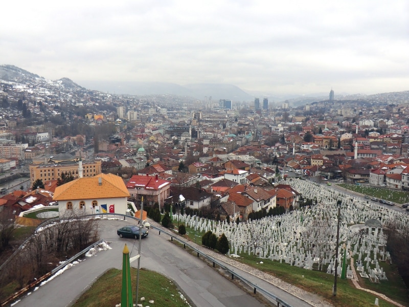 サラエボ全景。紛争犠牲者の墓標はまだ新しい。左側の山の方はもうスルプスカ共和国
