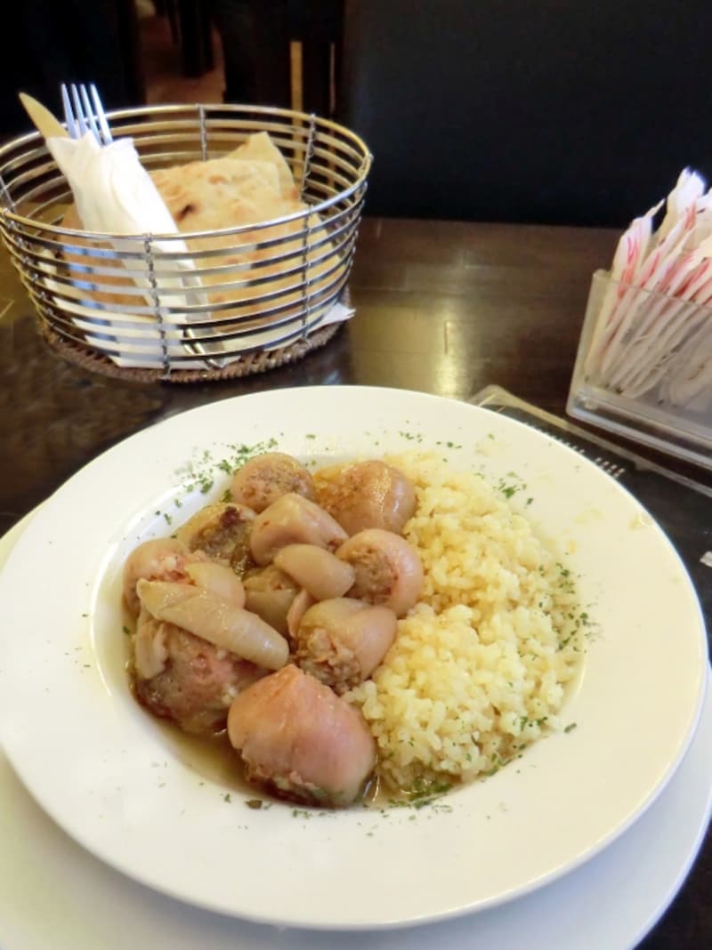 ボスニアの名物料理、ドルマ。ぎゅっと詰め込まれた肉汁の旨みをタマネギと供に