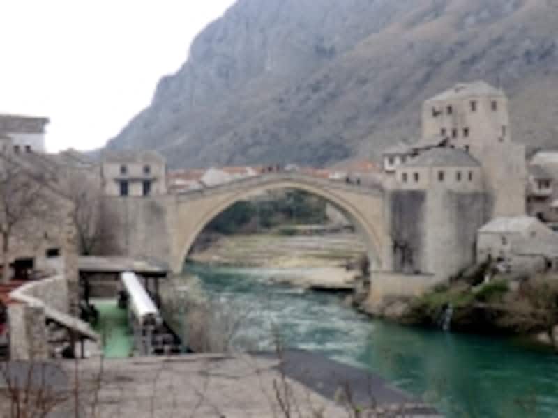 再建され、世界遺産に登録されたスターリ・モスト。アーチ型の美しいフォルムが印象的