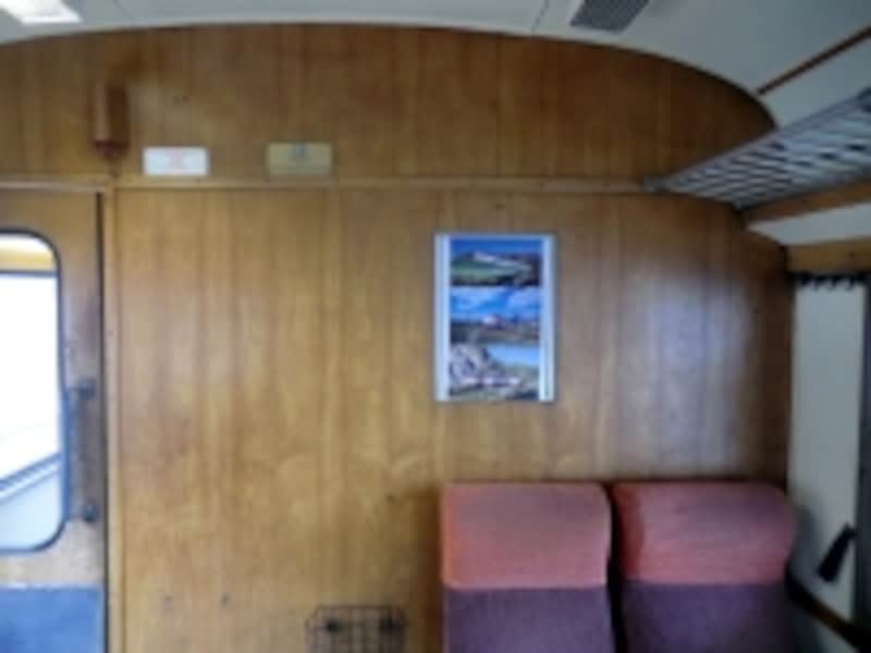 車両はスウェーデンで使用されていたもの。木のぬくもりあふれる内装