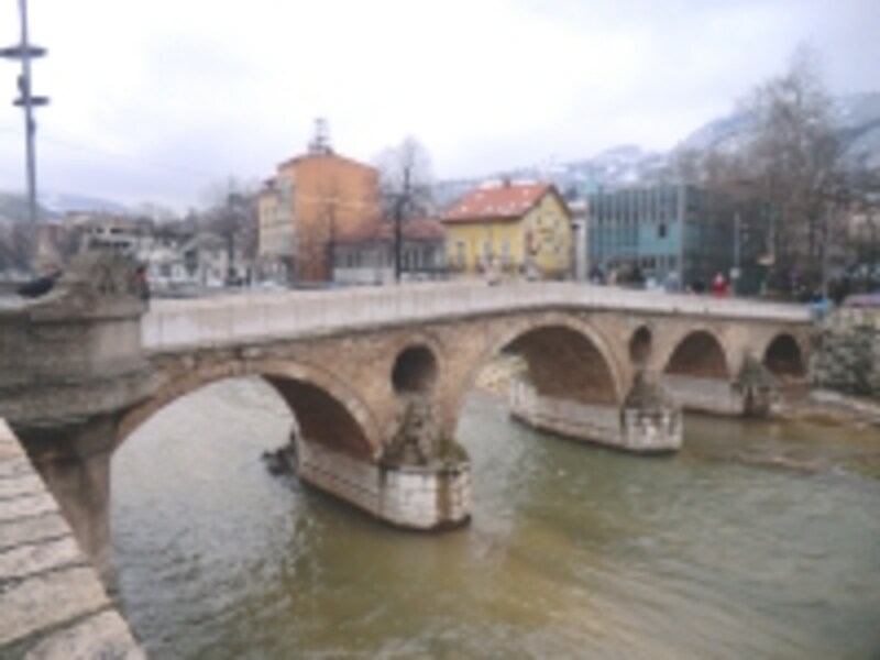 サラエボ事件の現場としてあまりにも有名なラテン橋は今日も健在