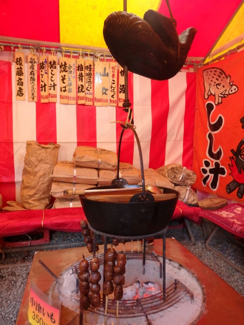 テントの中にはしし汁の鍋や中津川いもの串ざし