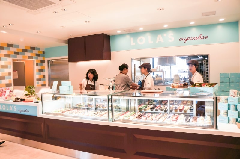 店内のショーケースには15種類のカップケーキが並びます。