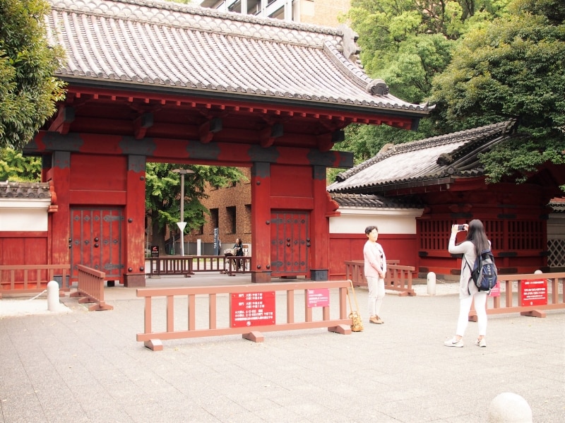 観光客が記念写真を撮っている