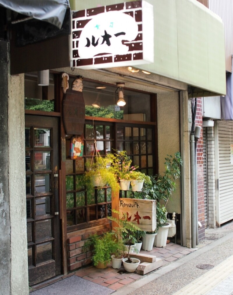 入り口は狭いけれど、二階もあって、けっこう広い。