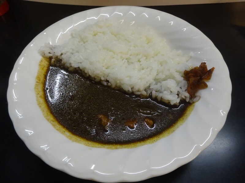 まっ黒なカレーがなんとも印象的