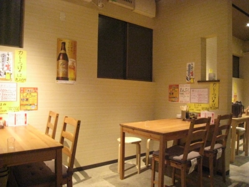 店内はカウンターの他、テーブル席もあります