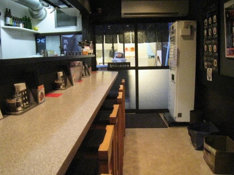 麺屋MANI店内。まず券売機で食べたいメニューの券を買うシステム。