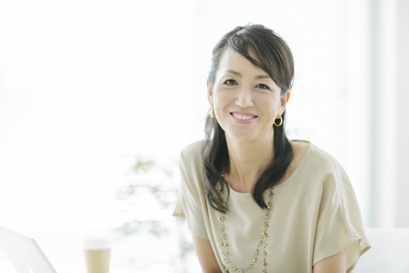 髪を結んで笑っている女性