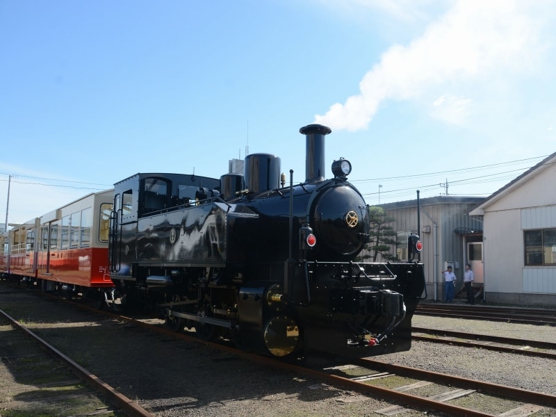 白煙を出す4号機関車