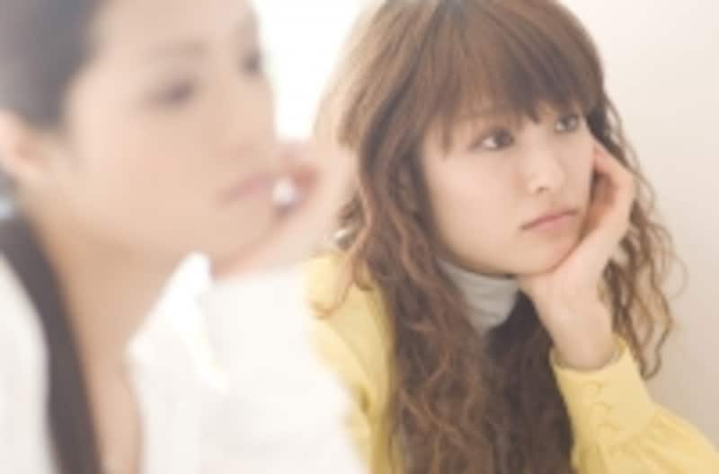 頬杖をつく女性