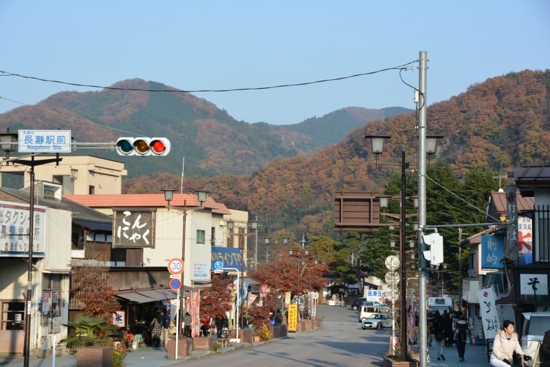 長瀞駅から眺める宝登山の秋の姿