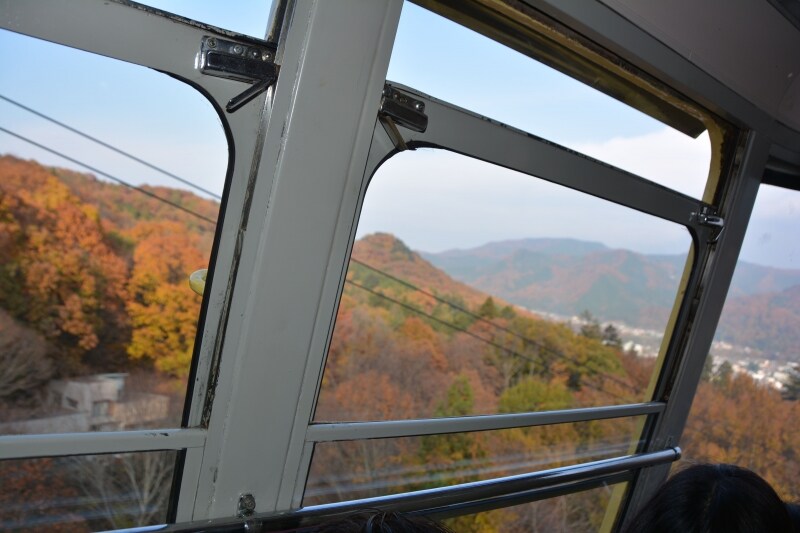 宝登山ロープウェイに迫る山肌の紅葉