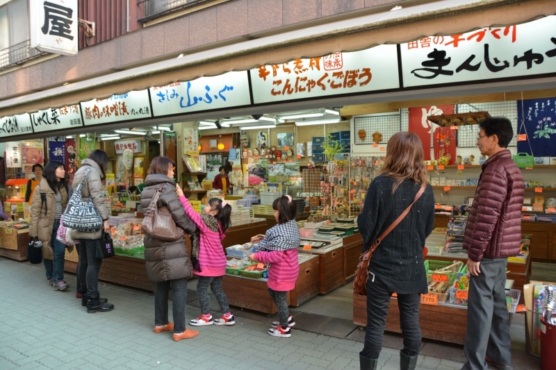 長瀞岩畳商店街に立ち並ぶ土産物店