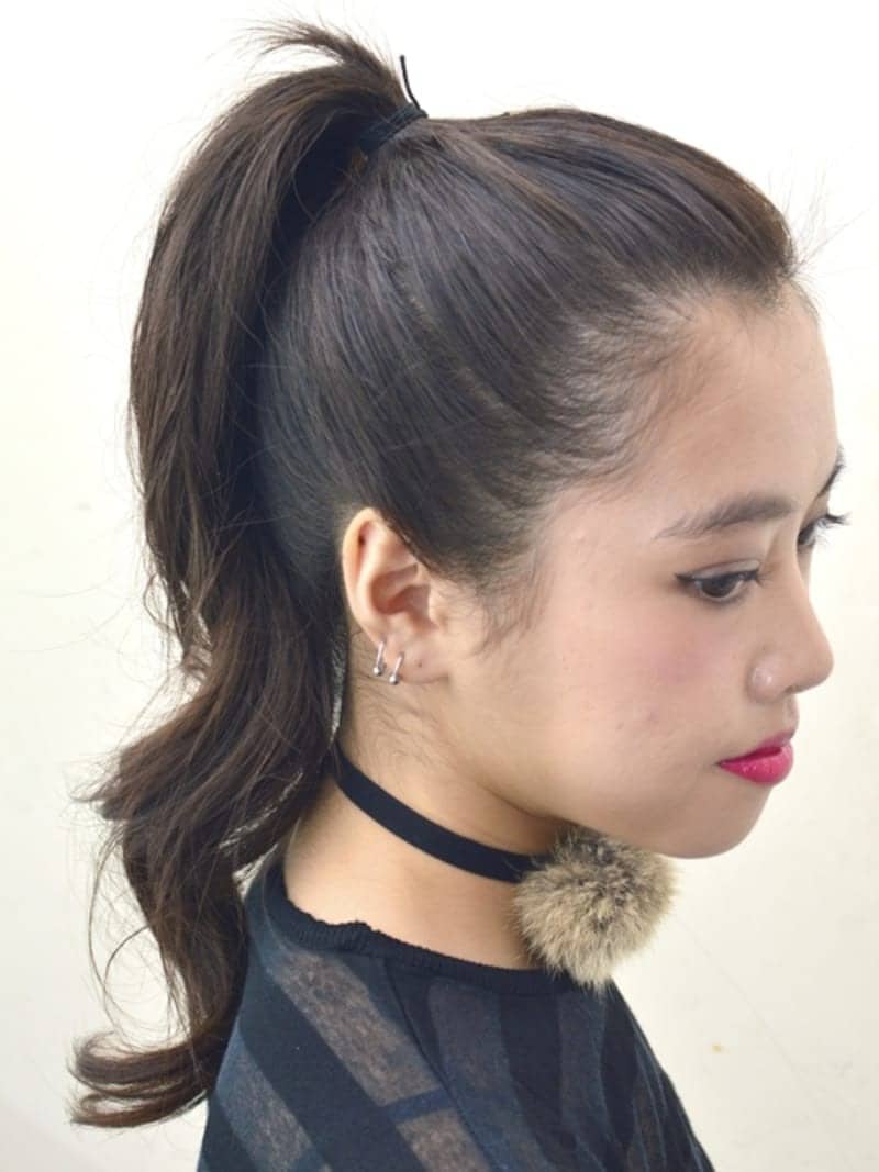 最初にワックスをなじませておくと後れ毛のないキレイなポニーテールができます