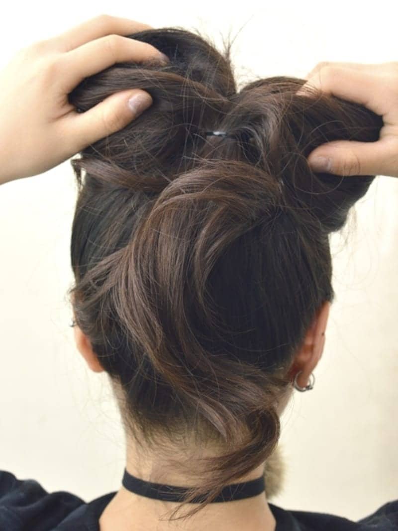 根元まで指を入れまっぷたつに割ります