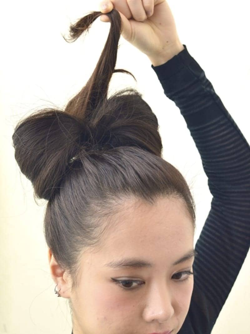 短い毛が出てくる場合はワックスやスプレーで面を整えます