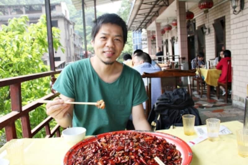 歌楽山辣子鶏を食べているガイド