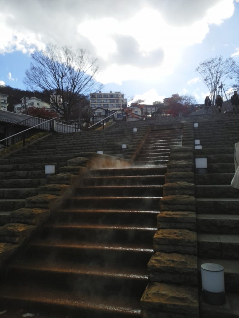 石段広場の温泉階段