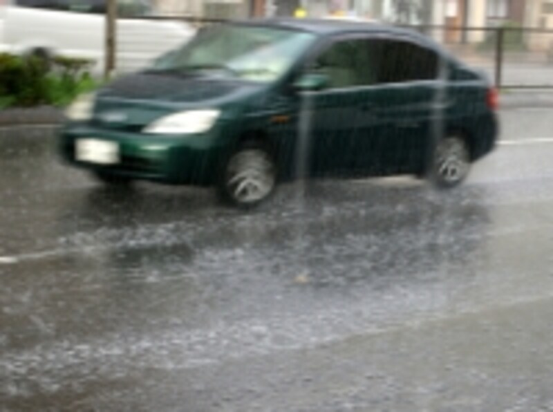 大雨の中を走る自動車
