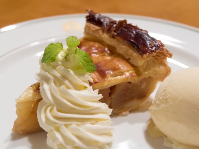「アップルパイ ア ラ モード（1350円税込サ料別）」は生クリームと自家製アイスクリームつき。アイスクリームなしの「アップルパイ（972円税込サ料別）」もあります（2015年10月9日撮影）