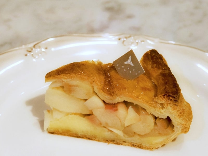 「オリジナルアップルパイ（380円＜カット＞）」。ホールでの販売（1600円＜直径約15cm＞、3000円＜直径約21cm＞）もあります。※すべて税別（2015年10月6日撮影）