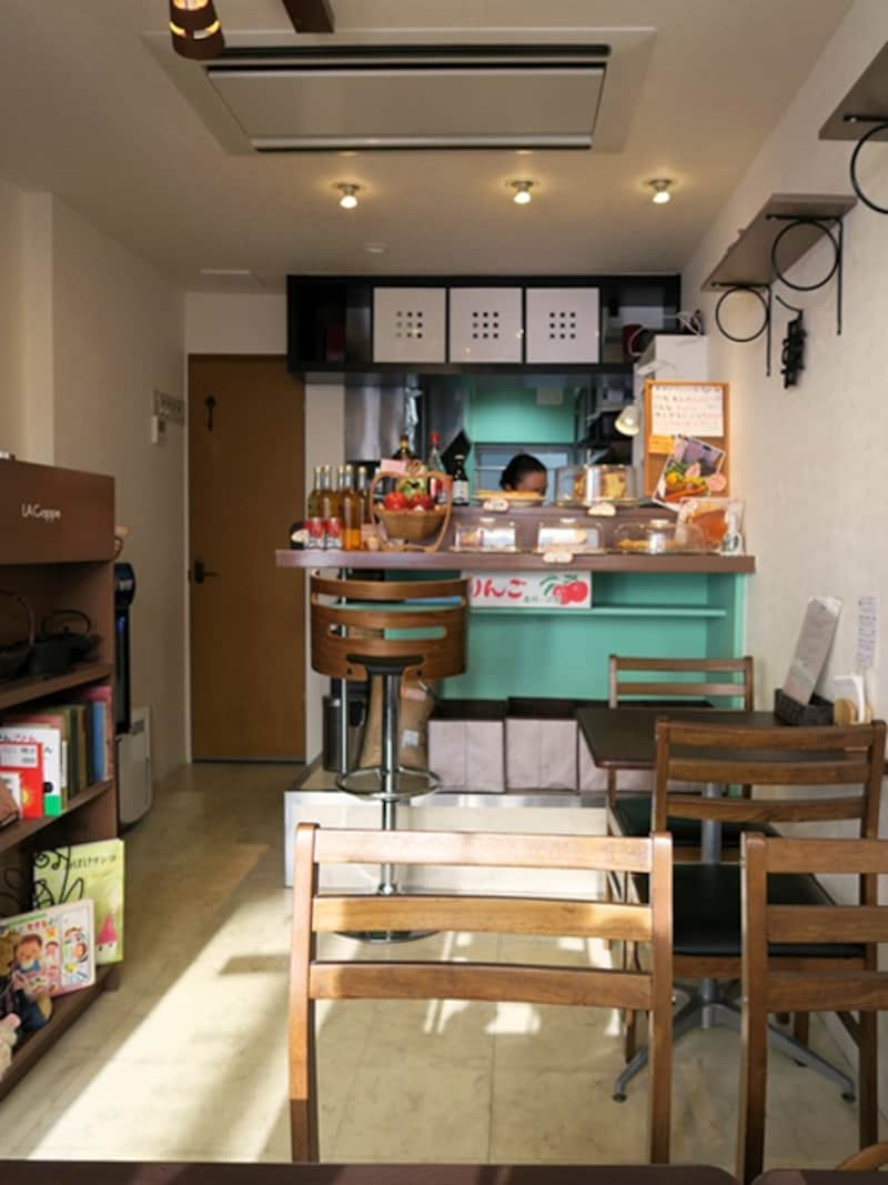 ラ・コッペ店内。小さなカフェなので、訪れる前に電話でアップルパイの有無確認や席の予約を（2015年9月12日撮影）