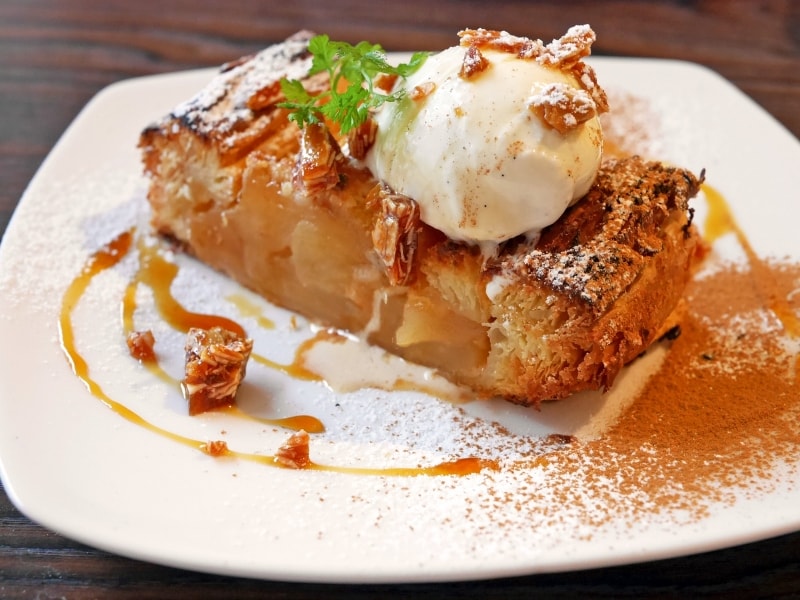 江刺リンゴ（この日の品種はシナノゴールド）を使った「アップルパイ（480円税込）」。リンゴのシャキシャキとした食感が楽しい。自家製アイスクリーム添え（2016年11月23日撮影）