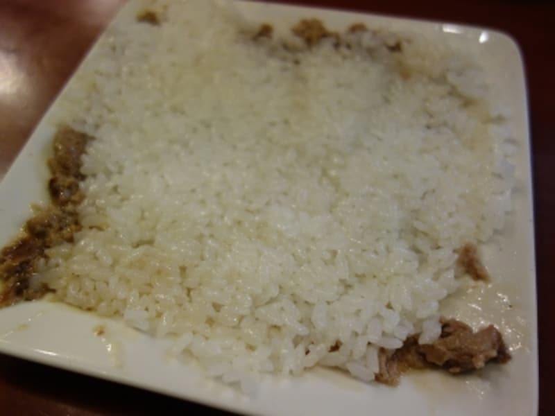 ハンバーグをつき崩してご飯を投入！