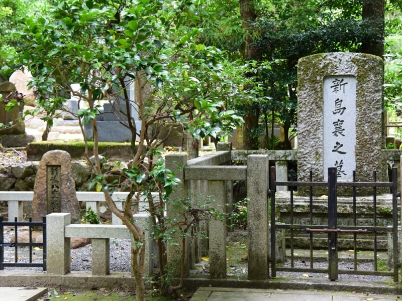 新島襄の墓(右)と八重の墓(左)
