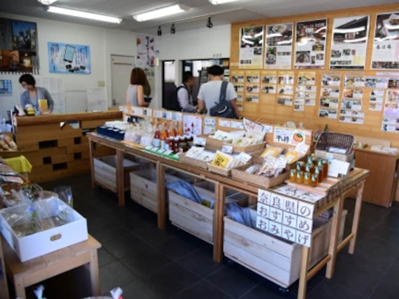 ならまちの情報発信のほか、奈良県の特産品をお土産として販売