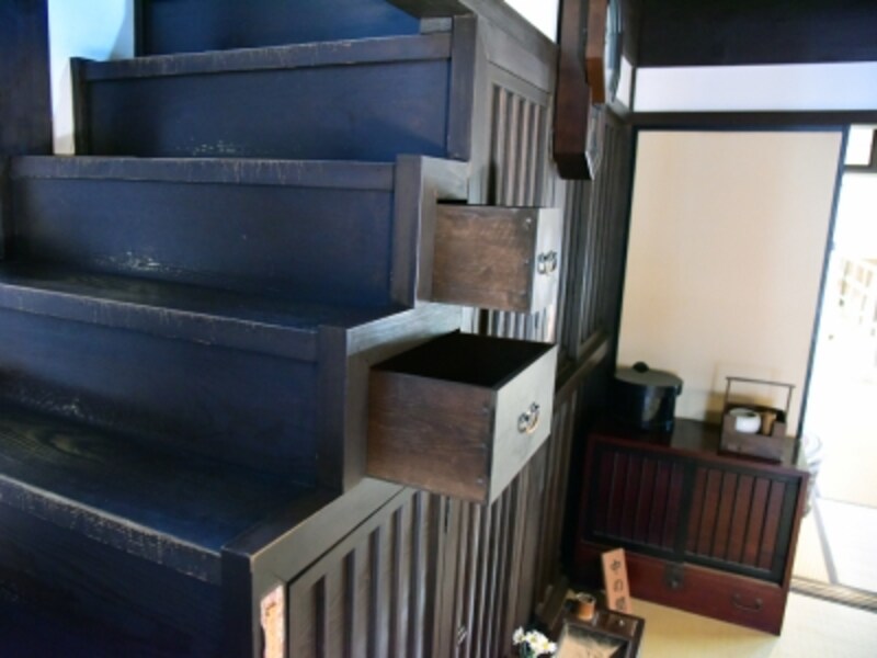 階段にたくさんの引き出しがある。省スペースの知恵