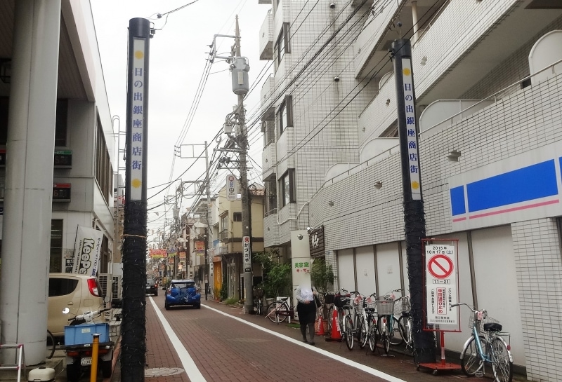 けっこう立派な商店街だ