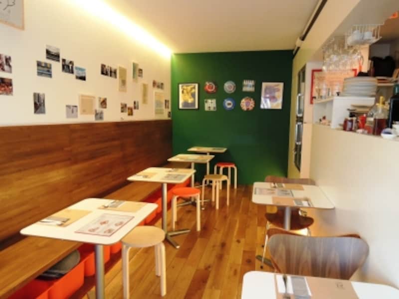 ポップで明るく楽しい店内