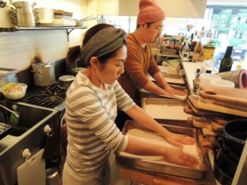パーネ・トスカーノ風のパンを型に入れて焼く